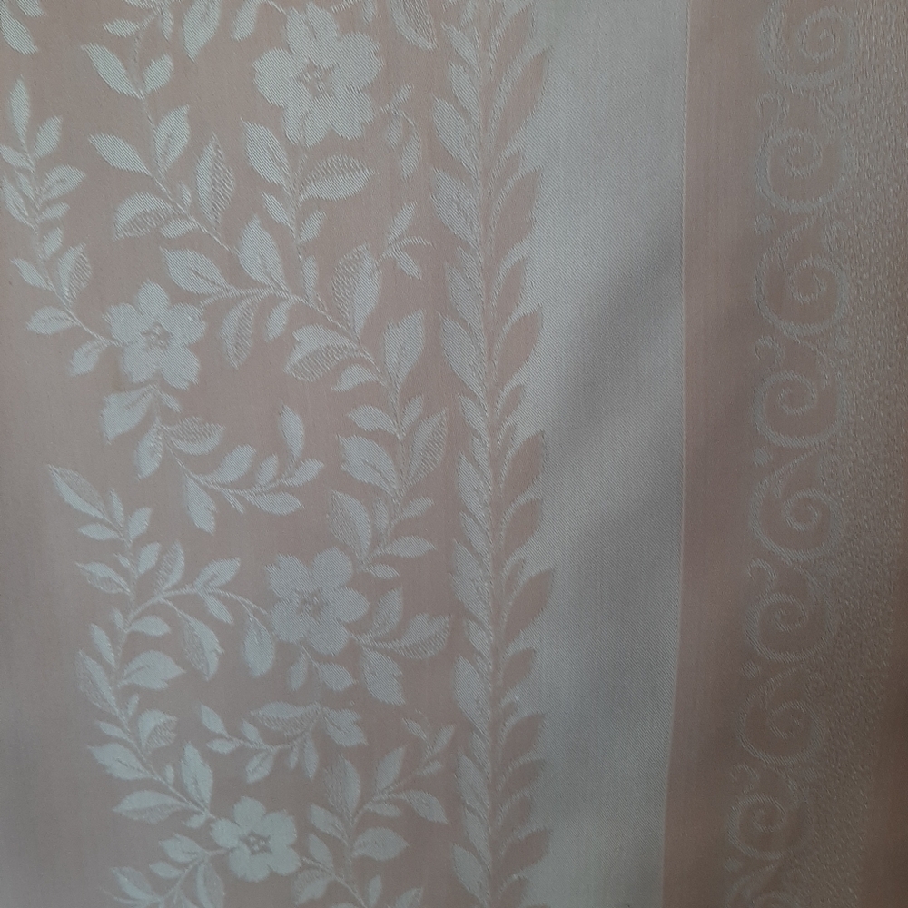 Vtg Damask Pastel Pink Tablecloth and 6 Piece Napkin Set. - Picture 3 of 11